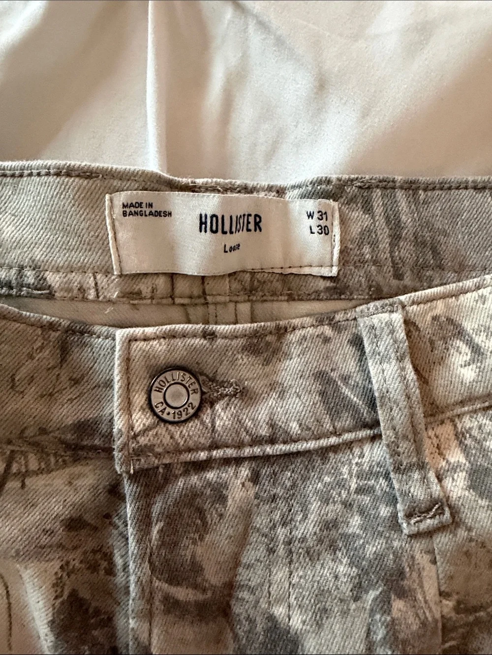 Hollister Men's Camouflage-Print Cargo Pants - Beige & Gray